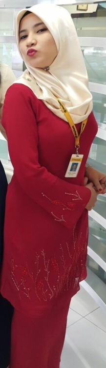 peninjau-88:Budak Maybank.. Baekkk tu muka.. Cuma pelik tiba2 payung tetek?? Dah macam Monalisa lak tu?? Edit ke camne?? Hahahaha.. Trully dia ni betul ke ada nude??