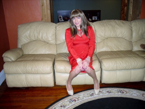 chanellenirok:  A vintage-conservative, red Saks Fifth Avenue dress, big pearl necklace, and tan pumps. A truly luxurious outfit. An evening out or an evening in, I’m Red-y ;)