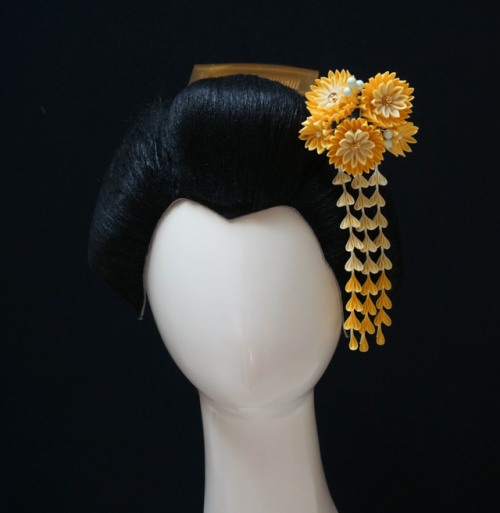 Kiku (chrysanthemum) is a prominent theme for maiko kanzashi in the month of October. This piece is 