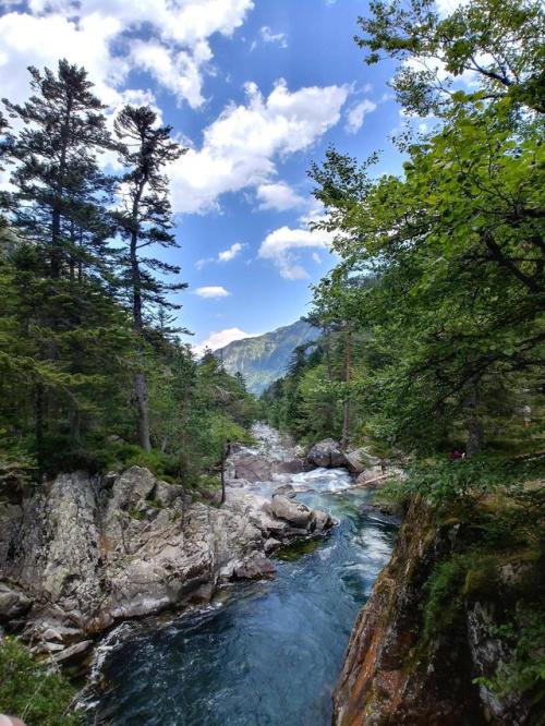 i-traveltheworld: Blue River, French Pyrenees near Cauterets