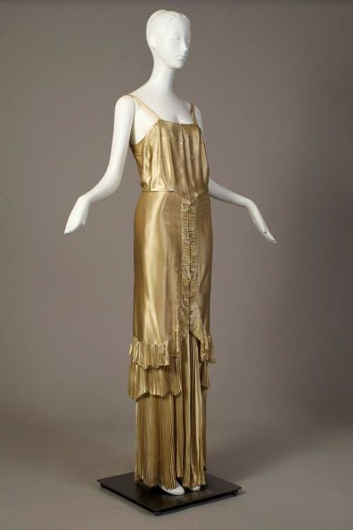 fawnvelveteen:  Norman Hartnell, gold silk evening dress, late 1930s, via Kent State University Muse