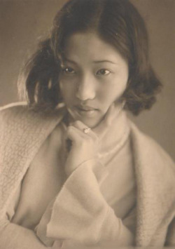 s-h-o-w-a: Portraits of an unidentified model, Japan, ca. 1930 by Denjiro Ide 