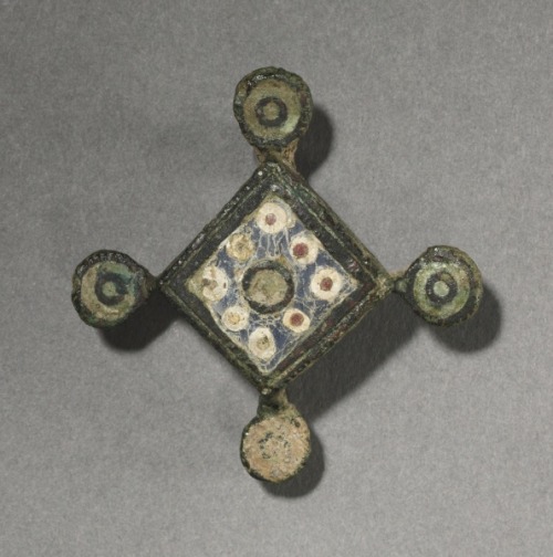 artofthedarkages: Roman provincial brooches with colorful geometric glass inlay. Cast out of bronze,