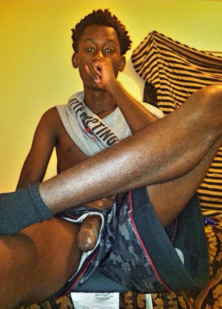 jupiterzcrown:st8hoodshit:  St8 nigga off Twitter ( dat dick tho)  Skinny niggaz