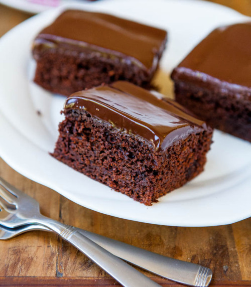 sweetoothgirl:    The Best Chocolate Cake with Chocolate Ganache