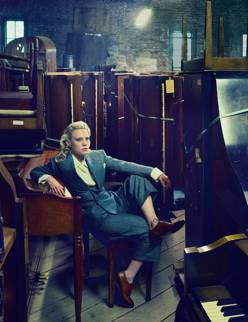 brittany-snodes: Kate Mckinnon Photographed by Annie Leibovitz for Vanity Fair [November 2017]