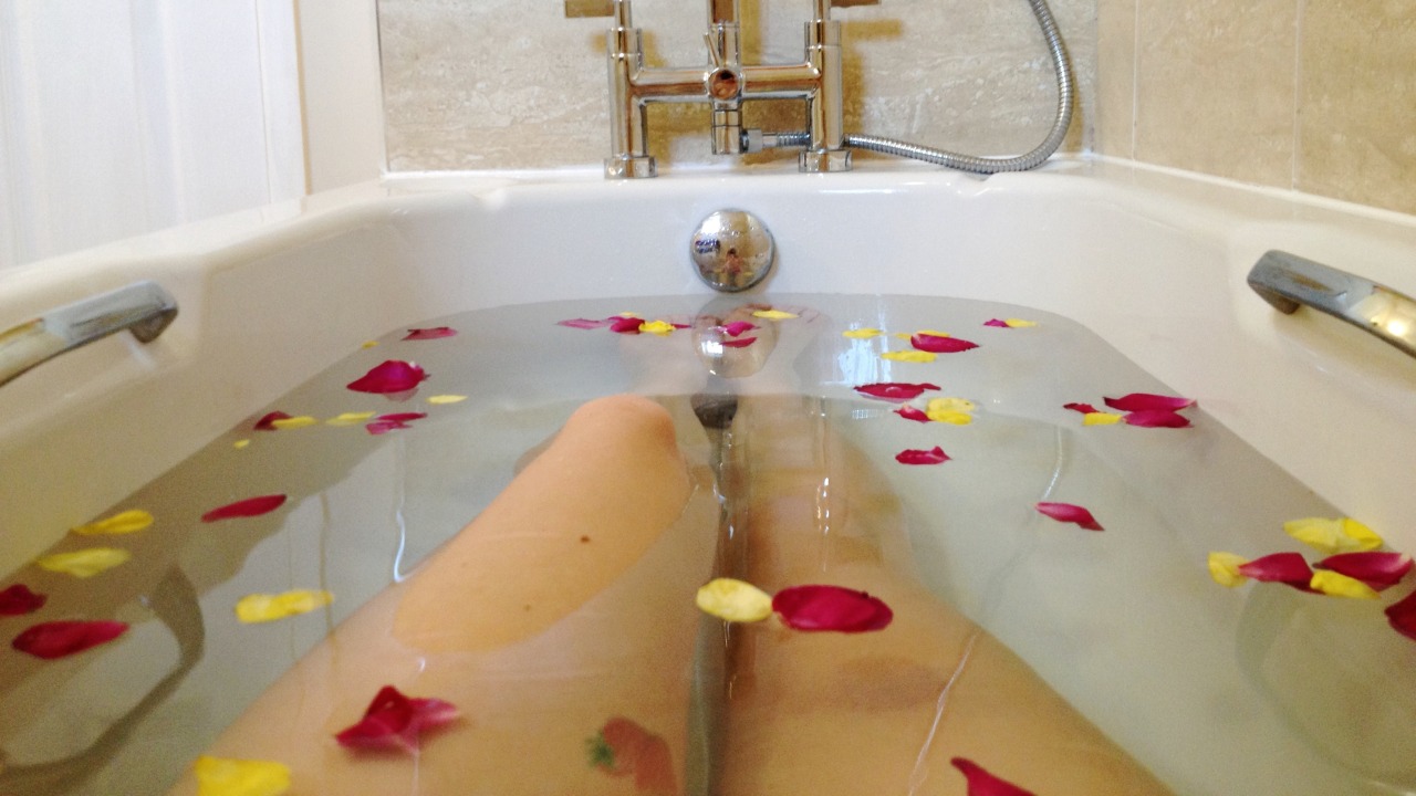 lost-lil-kitty:  Pink and yellow rose petal bath.