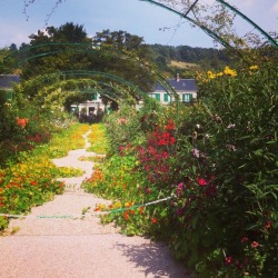 honeybubb:  goghs-plants:Monet’s house in Giverny, 2014 soak up some sparkles✧