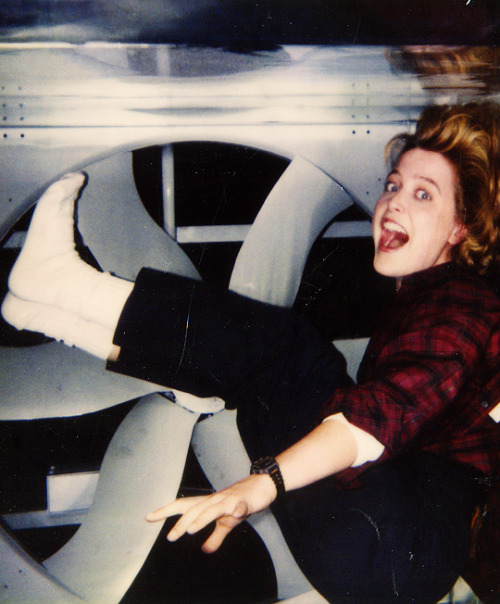 autumnimagining:qilliananderson:Gillian Anderson on the set of The X-Files.@80slesbiab