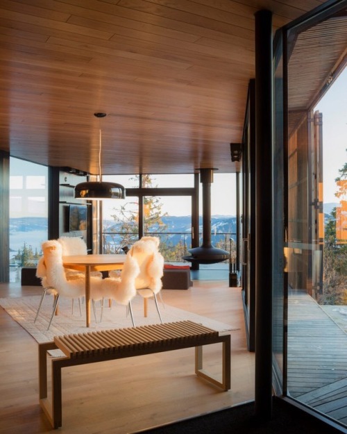 goodwoodwould: Good wood - Pine louvres cover the glazed sides of this beautiful cabin by Oslo studi