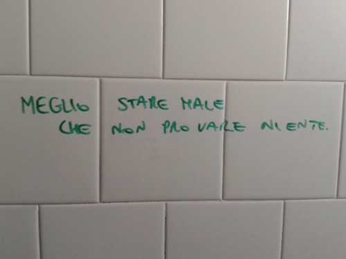 assenzadiemozioni:  comeilcieloecomeilmare:  Le belle frasi sui muri del bagno a scuola  CONCORDO CON OGNI SINGOLA FIBRA DEL MIO ESSERE.   Siamo sicuri?