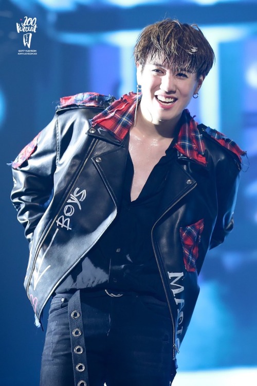 YUGYEOM IN THIS JACKET THOUGH🔥🔥