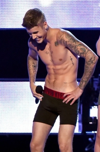 waistbandboy: Justin Bieber strips down to his black Calvin Klein boxerbriefs on