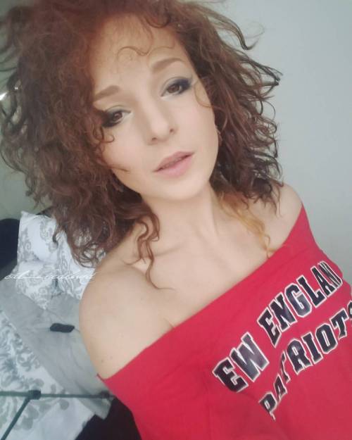 cathedlund:  Love me some Patriots!  #cathedlund #selfie #patriots #newenglandpatriots #newengland #superbowl #redhead #naturalredhead