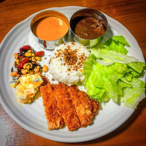 なんちゃってカレー定食‼️ 梅雨に入りべったり湿度に カレーを食ってさっぱりするぞ(≧∀≦)ﾉ カレーはレトルト手抜き 印度料理シタールの 濃厚バターチキンカレー さんごしゃうの 湘南ドライキーマカレ