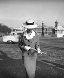 wehadfacesthen:  Model wearing a suit by Jean Patou in a photo by Georges Dambier, 1957