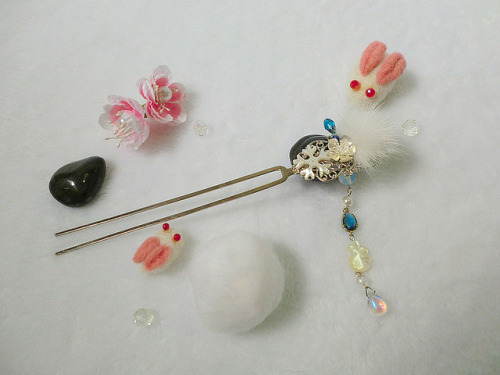 inkjadestudio: Winter Snowflake White Rabbit Chinese Hair Stick Hair Pin Stunning wintry silver fili