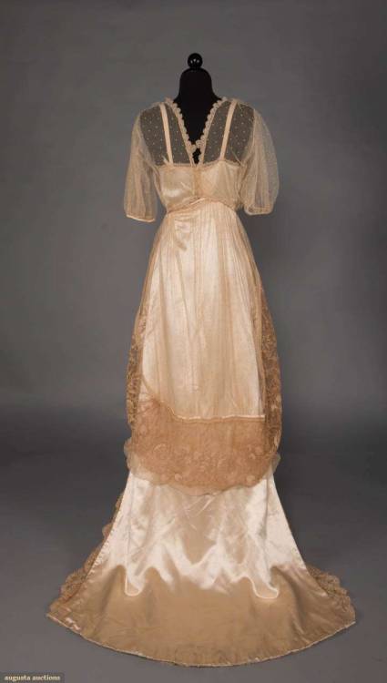 CHARMEUSE & BRUSSELS MIXED LACE GOWN, c. 1910Ivory silk charmeuse trained gown w/ overbodice of 