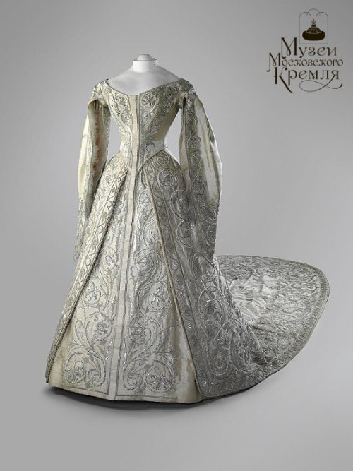 fripperiesandfobs:Coronation dress of Empress Alexandra Feodorovna, 1896From Moscow Kremlin Museums