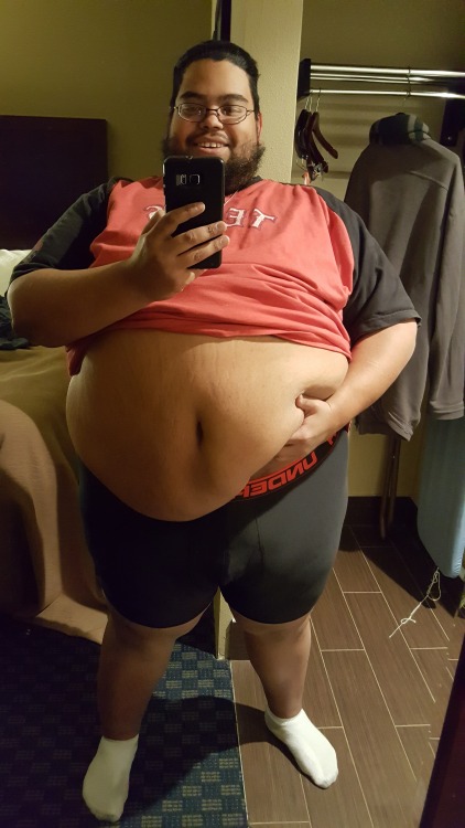 alfh125: enigmacub: Happy Tummy Tuesday. When I was in Seattle I stopped by Casual male to get pants