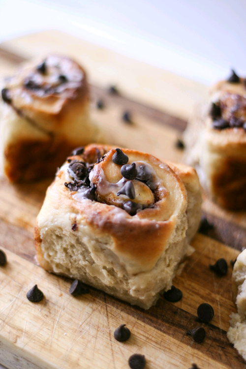 verticalfood:  Chocolate chip cinnamon rolls 