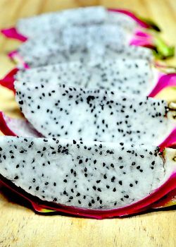 fruit-porn:  Dragon fruit slices (by Jessica