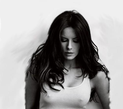 celebs-nudes:  Kate Beckinsale Pokies