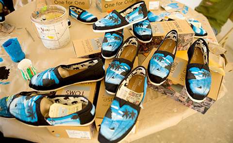 haitiangirlsrockk: Toms teams up with local artist in Haiti to create art and job opportunities. rea