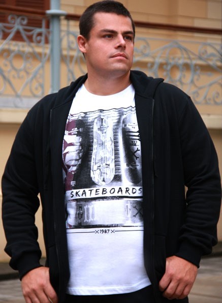 onemorebite13:  tubwatcher:  Plus Size ModelFrom a Brazilian Plus Size clothing site.  This guy is adorable - that strong handsome face and jaw, but that huge round strong yet soft and fatty body.    Nothing like a handsome, confident fat guy. 