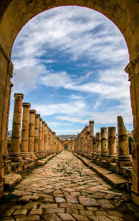 visitheworld:The city of 1000 columns, Gerasa / Jordan (by Jens Aßmann).