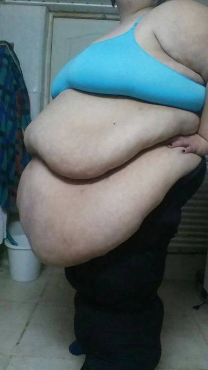 waddlegirl: a-frank-admirer:  Rolls of fat that cascade succumbing to gravity.   Great belly! 