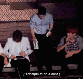 dazzlingkai:Jongin struggling with tying his blouse and asks Kyungsoo for help