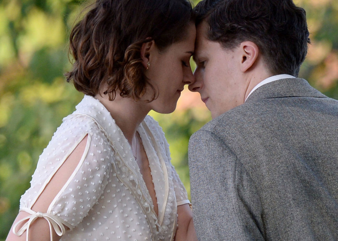 Kristen Stewart and Jesse Eisenberg share a kiss in Central Park, New York, oct.