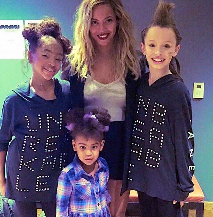 hovnationdotcom:  Beyonce and blue ivy backstage at Janet Jackson concert hovnation.com