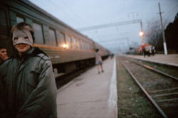 20aliens:  RUSSIA. Ingushetia. Chechen refugees living in neighbouring Ingushetia. (Train carriers, tent camps, cattle farms). December 11th, 1999. By Thomas Dworzak. 