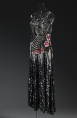 quelloras:  writingjustforgiggles:  fripperiesandfobs:  Evening dress ca. 1925 From the National Gallery of Victoria  @quelloras: “If I made this, would you bother wearing it?” Jayy tips his head at her inquiringly.   Gallaria looked down at the