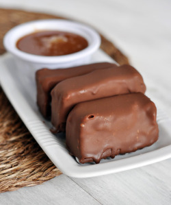 craving-nomz:  Outrageous Eskimo Bars (brownies covered in vanilla Ice cream coated in a chocolate shell dipped in caramel)
