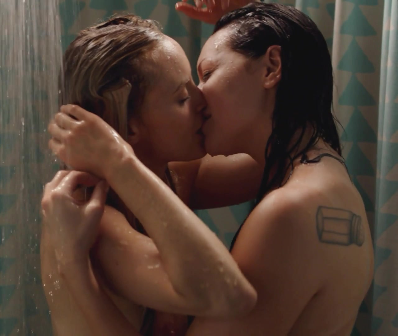 celebpaparazzi:  Taylor Schilling and Laura Prepon taking a shower in Orange Is The