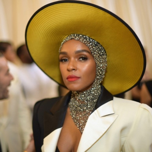 js-official:2018 MET GALA: BEST HEADPIECES, ACCESSORIES AND BEAUTY LOOKS! (PART 1)