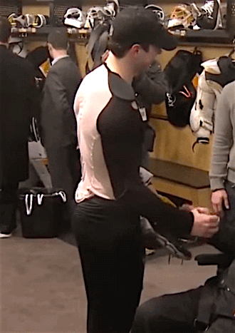gfhockey:Yeah, here’s Sid being a wonderful person and I’m just looking at his