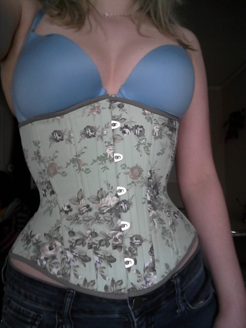lilsugarfox:Corset before and after being stealthed