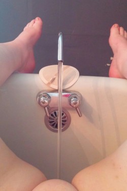 alice-is-wet:  Bathtime cummmmmies!  Sorry I’m not on too much right now, in the middle of moving and the finale is Monday and its psychotic, and I’m thee most tiiiiiired and sore little kitten right now.   I’m trying to post selfies when I can