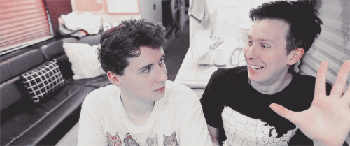 phannie:tour giggles