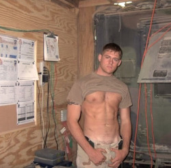 realmenstink:  SEXY SOLDIER !!! 