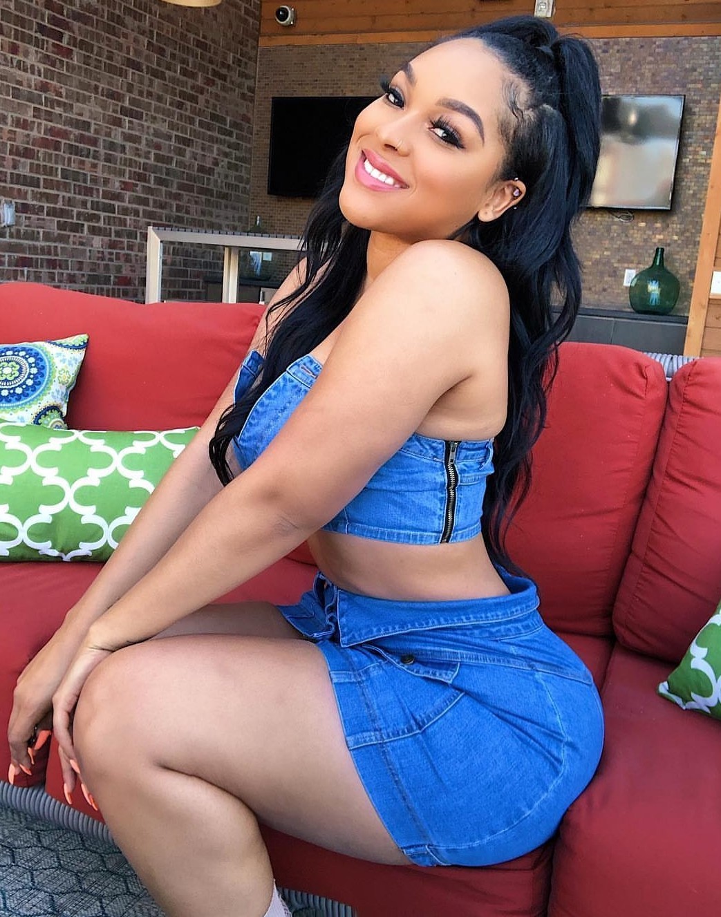 kingjazziedad:  DeliciouslySexy. Curvy. BootiDelicious Mami. Ms SacheLamonte ❤️
