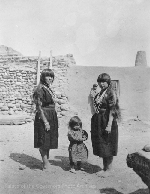 pogphotoarchives:Ignacita Suina and Tri-Wah-Shutze with young girl, Cochiti Pueblo, New MexicoDate: 