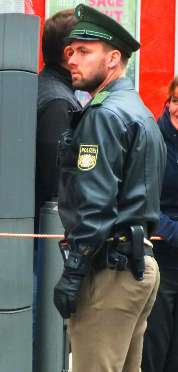 fagformen:  Officer, Officer I think you need to search me….