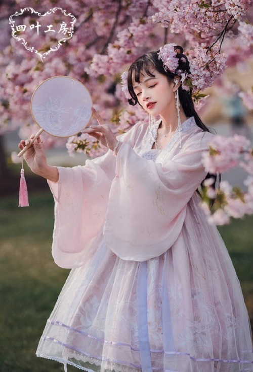 ziseviolet: Hanyuansu - Chinese Hanfu-inspired dress.