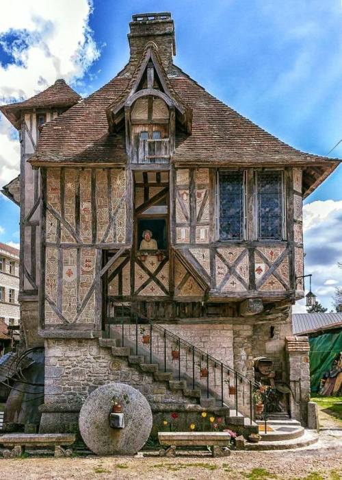 thefabulousweirdtrotters: Built in the year 1509, this Medieval home located in the Village of Argen