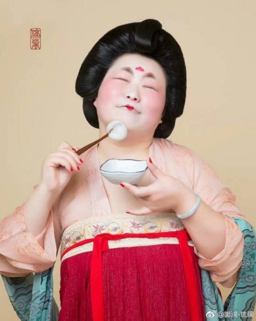 dressesofchina: A Tang Dynasty woman loves her Tangyuan Happy Lantern Festival!